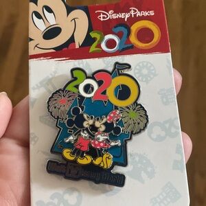 Disney Parks collector pin Mickey and Minnie 2020